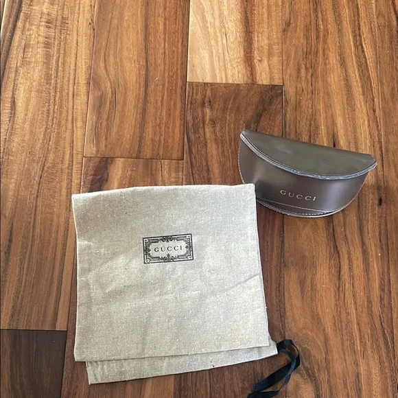 Gucci glasses case - just case - no glasses 
Gucci Brown Leather Sunglasses Case - Picture 2 of 4